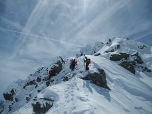 progressez en ski de rando, réaliser des itinéraires techniques de ski-alpinisme ou des beaux sommets à la journée: traversée des Grandes-Rousses, couloirs dans Belledonne, Les Ecrins, La Chartreuse, La Maurienne, les Aravis