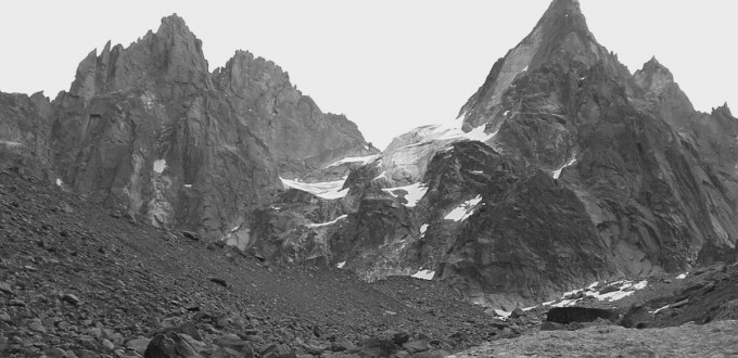 de gauche à droite : Les Grands Charmoz, Le Grepon et l'Aiguille de Blaitière