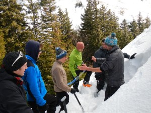 formations à l'utilisation de l'ARVA ou DVA, au secours en avalanche , à la prévention du risque avalanche par la lecture du BRA, par la préparation de la sortie ski, par la gestion de l'itinéraire sur place, par la prise de décision adaptée