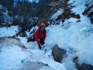 Perfectionnement à la cascade de glace avec un guide à La Grave au pied des vallons de la Meije, proche de Grenoble, Briançon, les deux Alpes, l'Alpe d'Huez, Bourg d'Oisans, dans la vallée de la maurienne. Assez proche de Lyon.