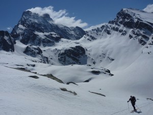 Raid à ski de randonnée pour tous les niveaux, de l'initiation aux grands raids: tour de La Meije, tour du Viso, traversée des Dômes de la Vanoise, Chamonix-Zermatt. Pour les niveaux moins élevés je vous propose: les Cerces, Le Queyras, Le Beaufortain ,La Haute-Maurienne.
