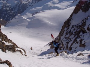 Passage de la brèche de La Ruine au dessus du refuge Agnel dans le tour du Pain de Sucre, raid à ski de randonnée au départ de St Véran da