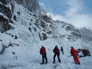 initiation à la cascade de glace avec un guide à La Grave au pied des vallons de la Meije, proche de Grenoble, Briançon, les deux Alpes, l'Alpe d'Huez, Bourg d'Oisans, dans la vallée de la maurienne. Assez proche de Lyon.