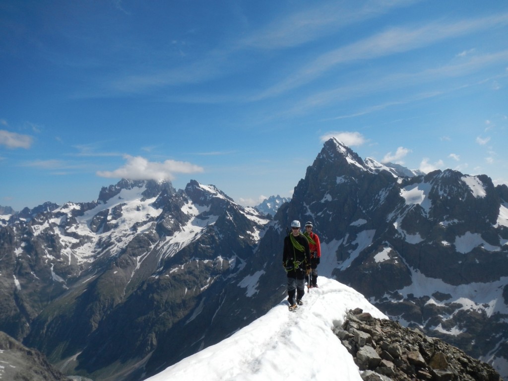 Arrivée au Sommet du Mont Gioberney au dessus du refuge de La Pilatte lors d'un stage d'initiation à l'alpinisme.