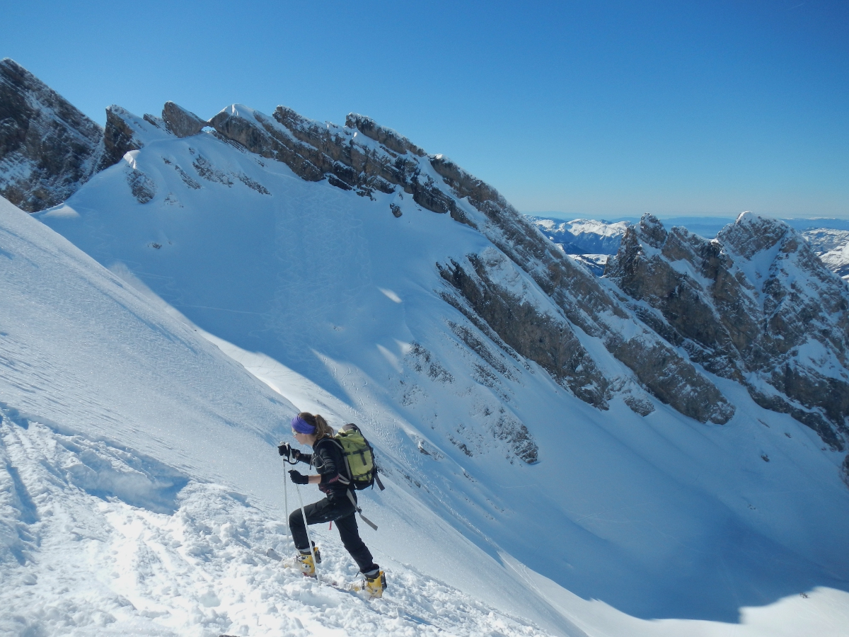 passage entre la combe de Paccaly et Tardevant en ski dans les combes des Aravis