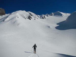 montée en ski de randonnée dans la combe de Paccaly.