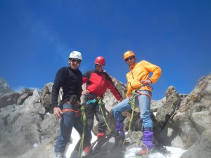 Sommet du Rateau Ouest dans le massif des Ecrins. Un journée de formation à l'alpinisme en terrain mixte avec un guide de haute montagne.