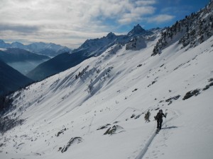 Ski de Randonnée dans Belledonne avec au fond Le Grand Pic de Belledonne