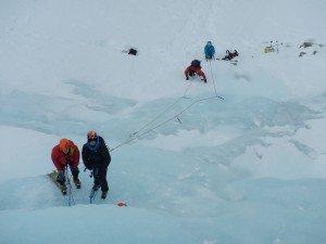 une cordée de stagiaires surveillée de haut lors d'un stage de cascade de glace