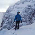 alpiniste heureux au Ben Nevis en hiver